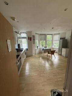 5 bedroom Flat for rent