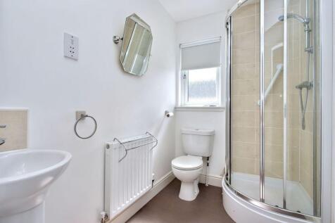 4 bed, 3 bath Detached in Leeds - Photo 8