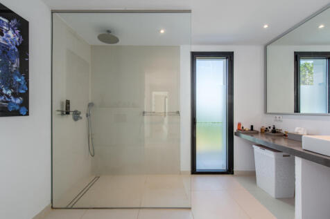 Bathroom upper floor