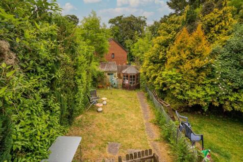 28 Highwood Crescent-11.jpg