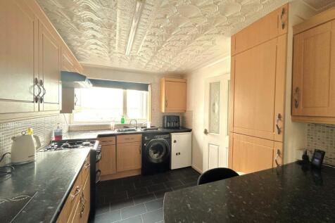 Godding Gardens, Southway, Plymouth photo 3