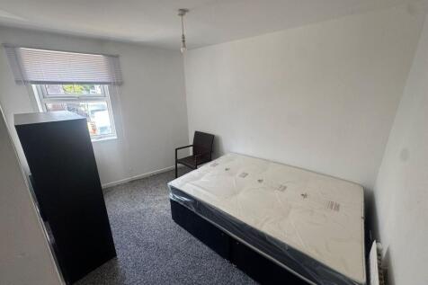 Bright double bedroom with modern grey carpet...