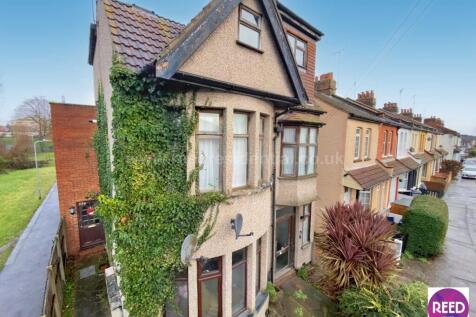 1-bed flat on Fairfax Drive, Westcliff On Sea, Essex., £900/mo