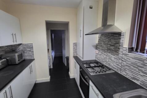 4-bed semi-detached on BEVERLY ROAD, £2,340/mo