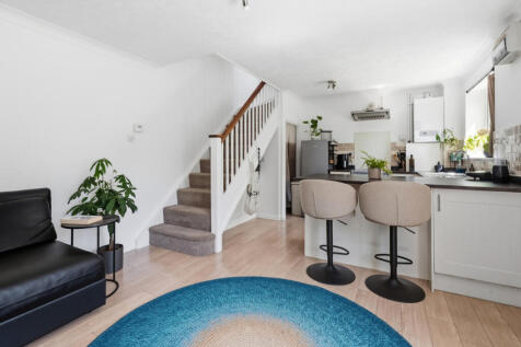 1 Bedroom House with garden &amp; parking in the hear