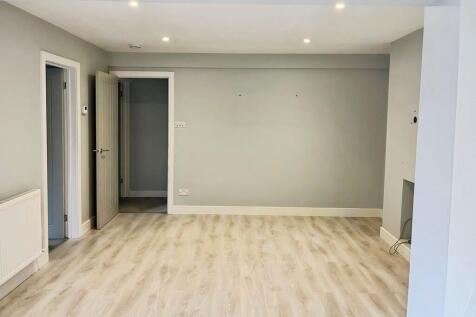 e7ee44eb-IMG-2025...