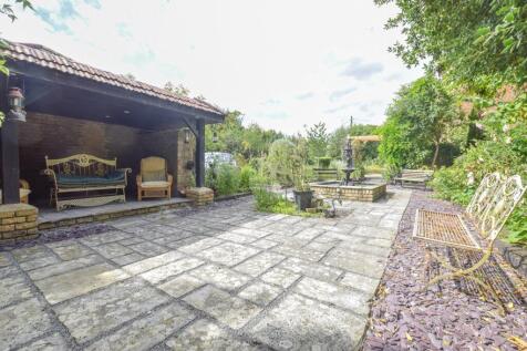 Garden adjacent to garage-annexe