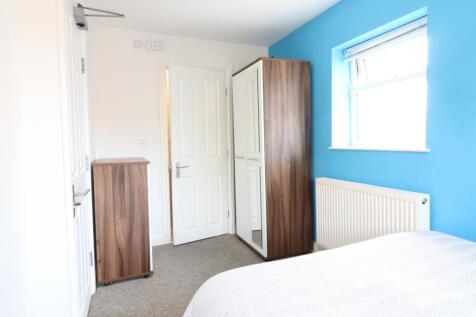 156 Hill View Crescent Room 6 2.JPG