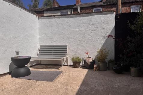 REAR COURTYARD GARDEN