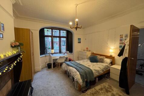 8-bed semi-detached on Harlaxton Drive, Nottingham, Nottinghamshire, NG7, £4,853/mo