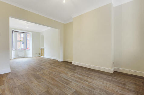 Spacious Lounge D...