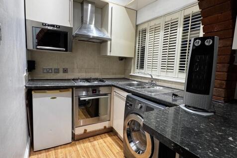 Willow Lane, Watford photo 4