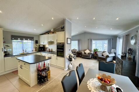 OPEN PLAN KITCHEN/LIVING/DINING ROOM