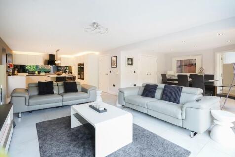 5 bed, 4 bath Detached in Sheffield - Photo 8