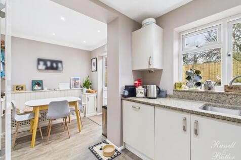 CAM01995G0-PR0400-STILL006