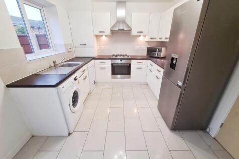 3 bed, 1 bath Semi-Detached in Manchester - Photo 5