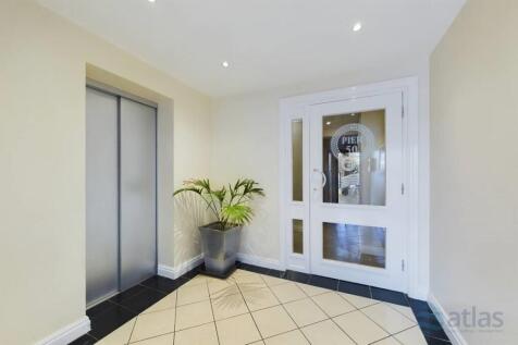 2-bed flat on Quebec Quay, City Centre, L3, £1,200/mo