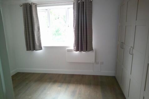 Stirling Close, Rainham, Havering, London, RM13 photo 4