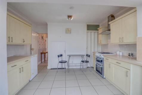 16 LONGFIELD CLOSE INSIDE-6.jpg