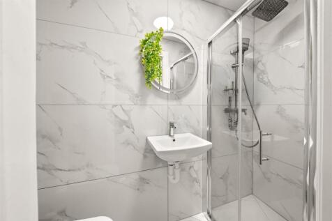 Rear Annexe Ensuite.jpg