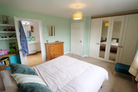 Master Bedroom Dual Aspect