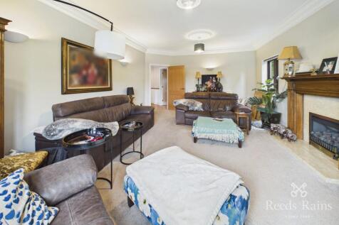 Bushey Wood Grove, Sheffield, S17 photo 4