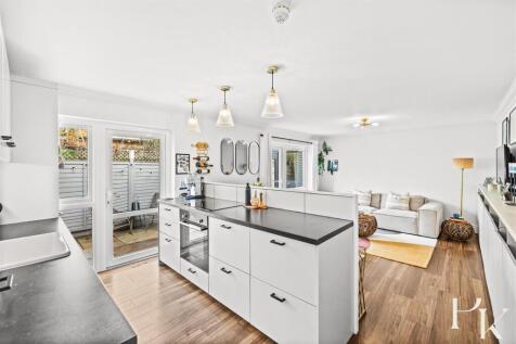 Flat 3, 8 Somerhill Road Full Res-3.jpg