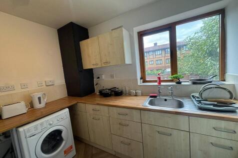 2 Bed Flat Available In Rednal B45  photo 3