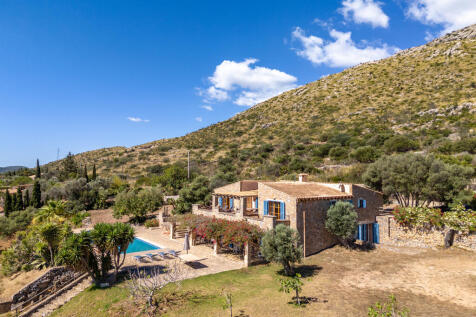 Beautifully-situated finca with pool and wonderful views in Capdepera