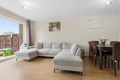 43 Southwood Close, KT4 reception 2.jpg