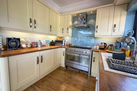 ALTERNATE VIEW OF KITCHEN