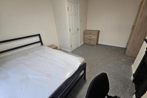 Bright, simply furnished double bedroom with a ...