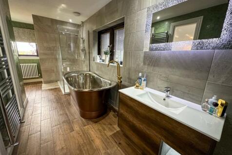 EN-SUITE BATHROOM