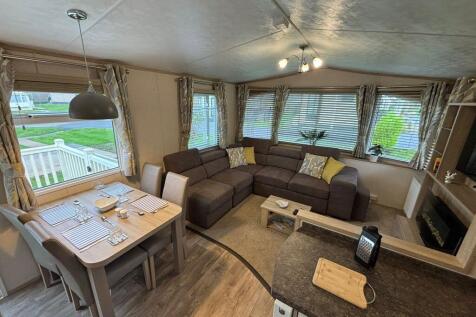 Carnaby Oakdale open-plan lounge kitchen and dinin