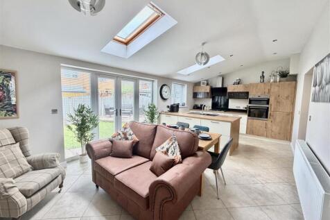 Dining Kitchen &amp; Family Room