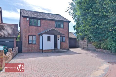 12 Badgers Croft Broxbourne EN10 7ED via properties estate letti