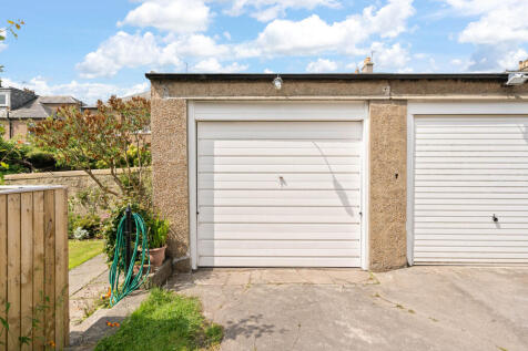 Garage of 37 Morningside Grove