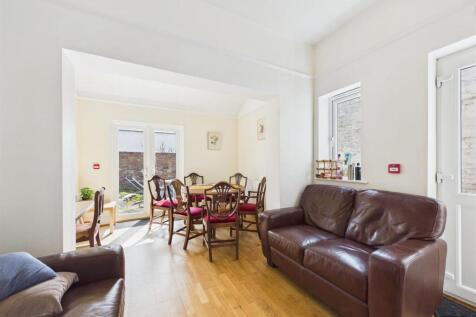 CAM02887G0-PR0640-STILL006.jpg