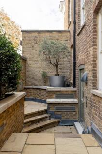 property in Kings Road, 
Chelsea, SW3