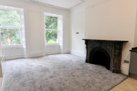 Spacious 2-Bedroom Duplex Apartment with Walk-In 