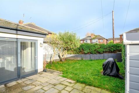Hawks Nest Gardens East,, Alwoodley, LS17 photo 3