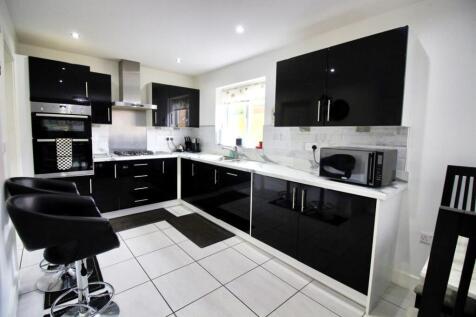 4 - Kitchen.jpg