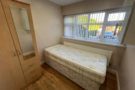 AVAILABLE NOW -Furnished Studio ¿  Charter Aven