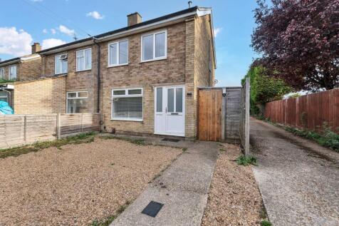 2-bed semi-detached on Garden Walk, Royston, SG8, £1,400/mo