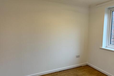 Bright, freshly painted single bedroom with woo...