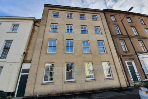 6-bed flat on Flat 4, 4a Radford Road, Leamington Spa, £2,550/mo