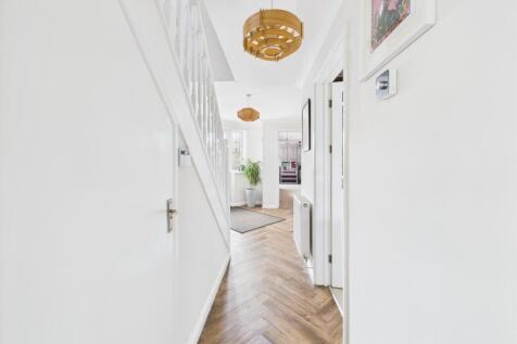 CAM04922G0-PR0028-STILL012