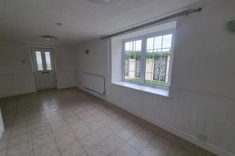 98 High Street, Cinderford photo 5