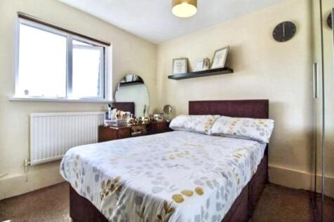 Bright double bedroom with great natural light...