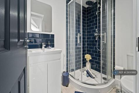 Room 10 - Bathroom